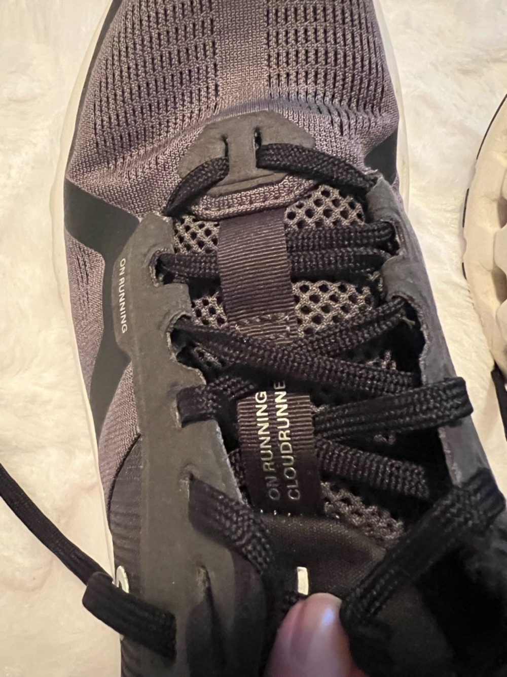 On Running Cloudrunner women Running Shoe - Black/Grey